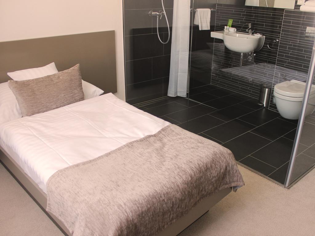 Hotel Lev Levice Room photo